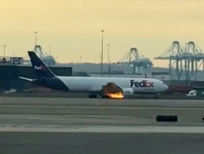 Avión de FedEx se incendia tras chocar con un pájaro; aterriza de emergencia