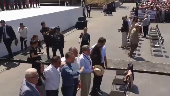 Líderes de Morena dan la espalda a la Presidenta.
