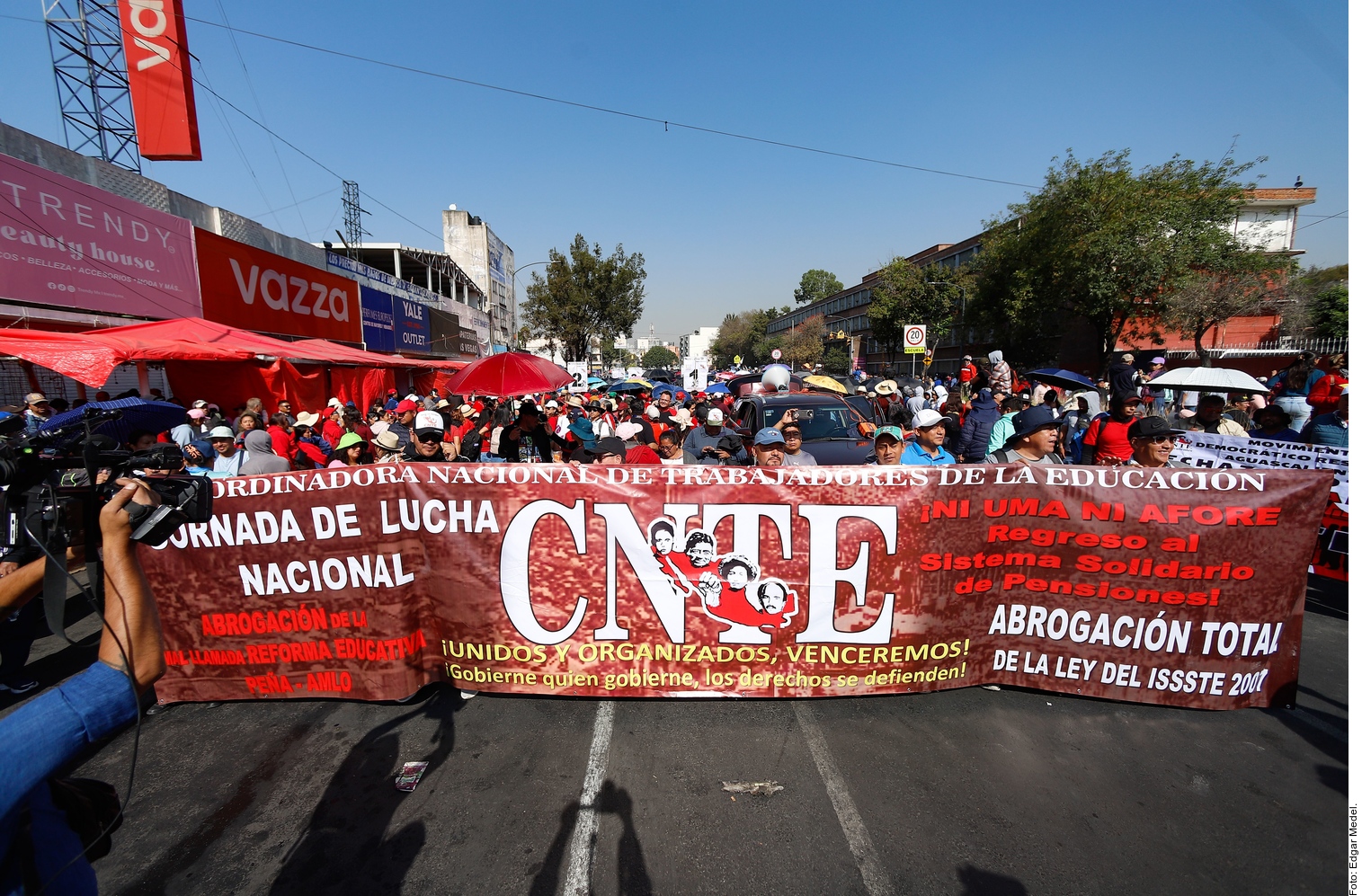 Cede 4T ante CNTE y frena edad de retiro
