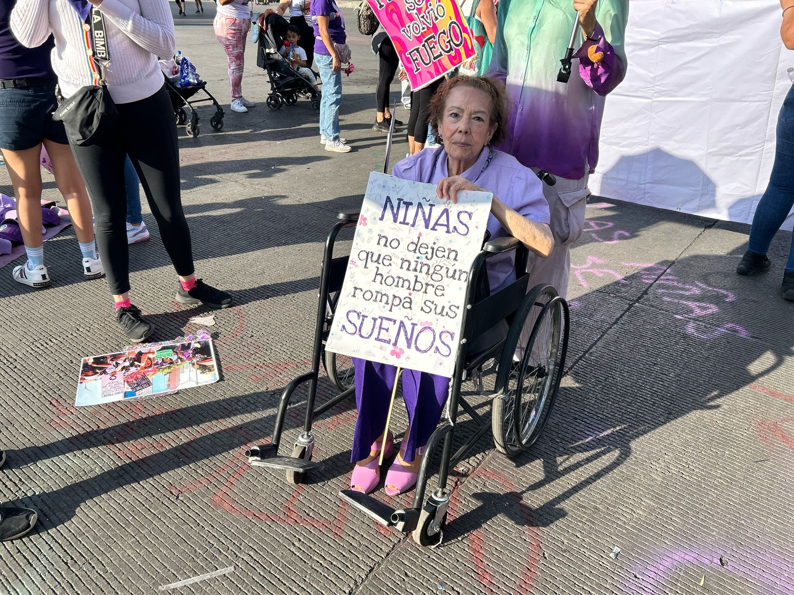 Entre consignas y pancartas, mujeres toman las calles este 8M