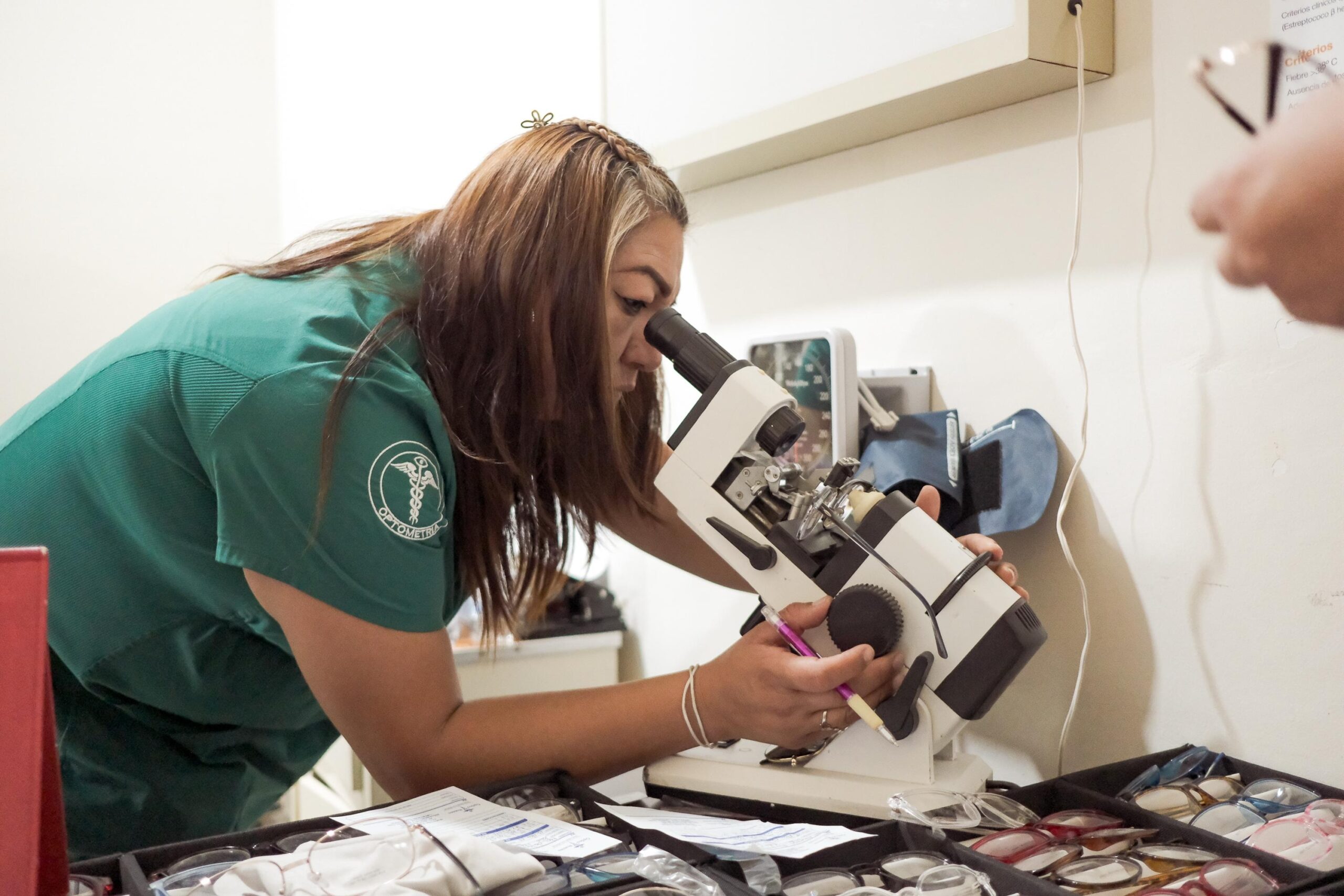 Impulsa Sari programa de lentes económicos  