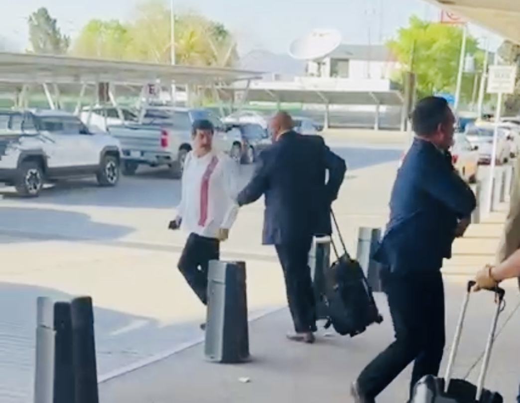 Empresario confronta a Javier Corral en aeropuerto de Chihuahua: ‘¡Dame la cara!’