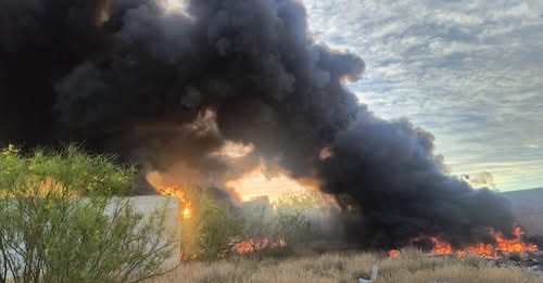 Incendio consume lote de neumáticos