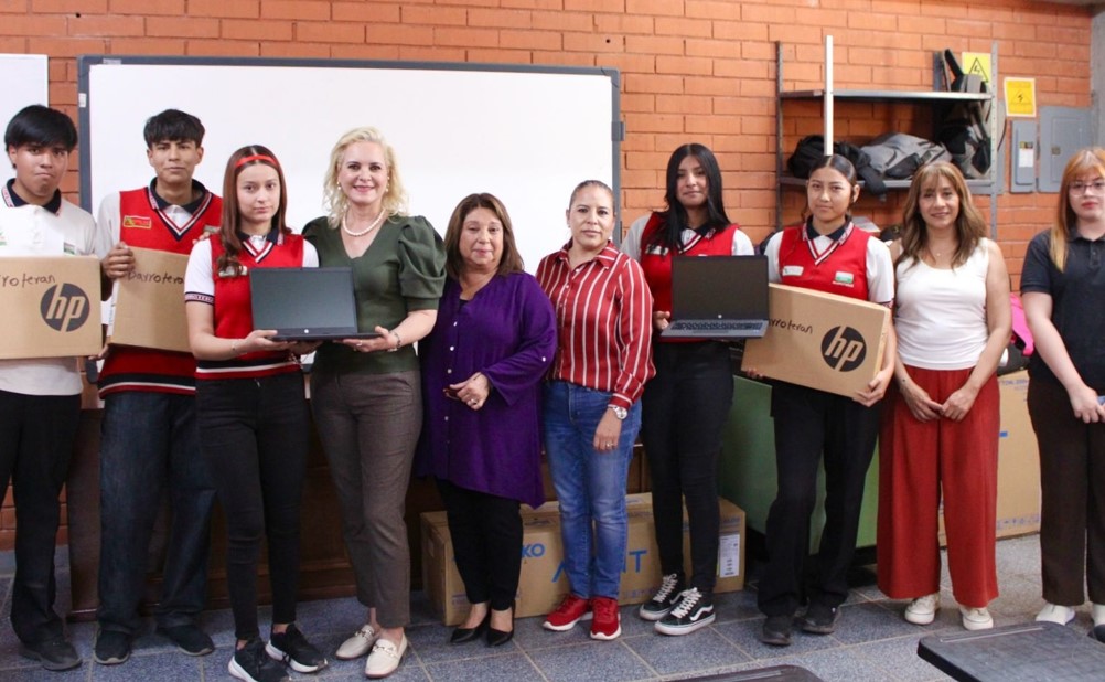 Reitera Laura compromiso con educación de Múzquiz