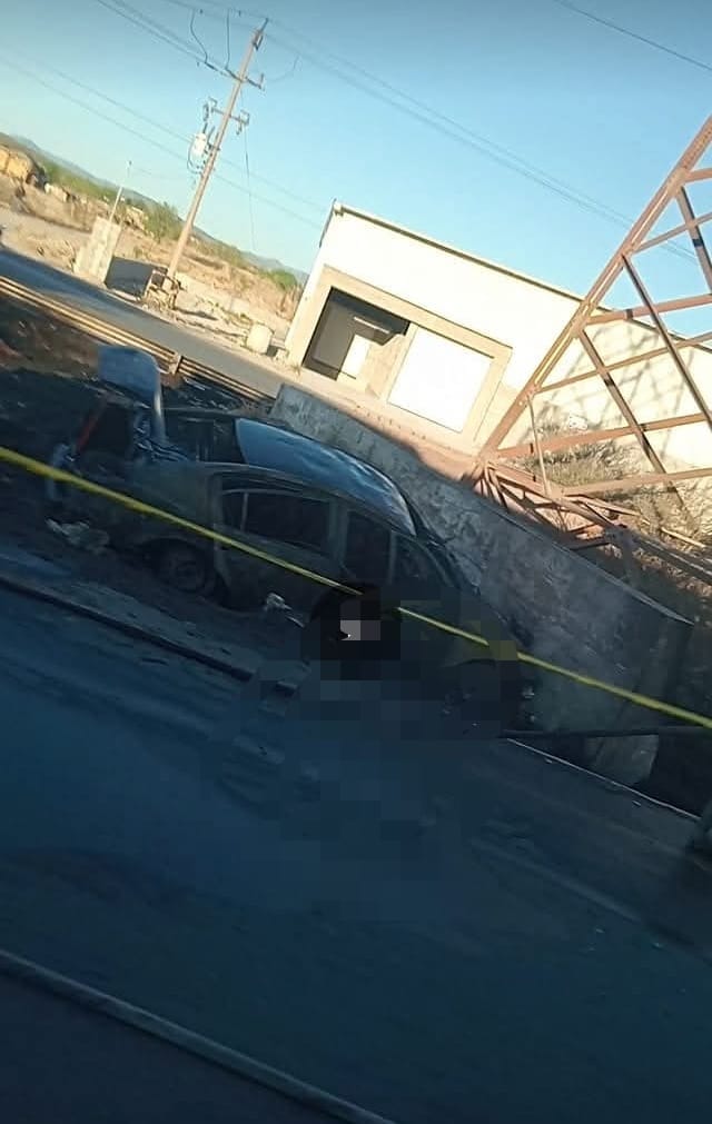 Choca, se incendia auto y muere en libramiento