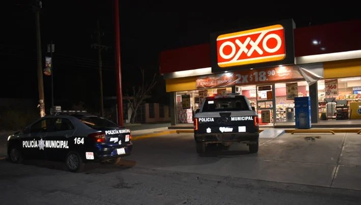 Armados con cuchillo sujetos asaltan Oxxo