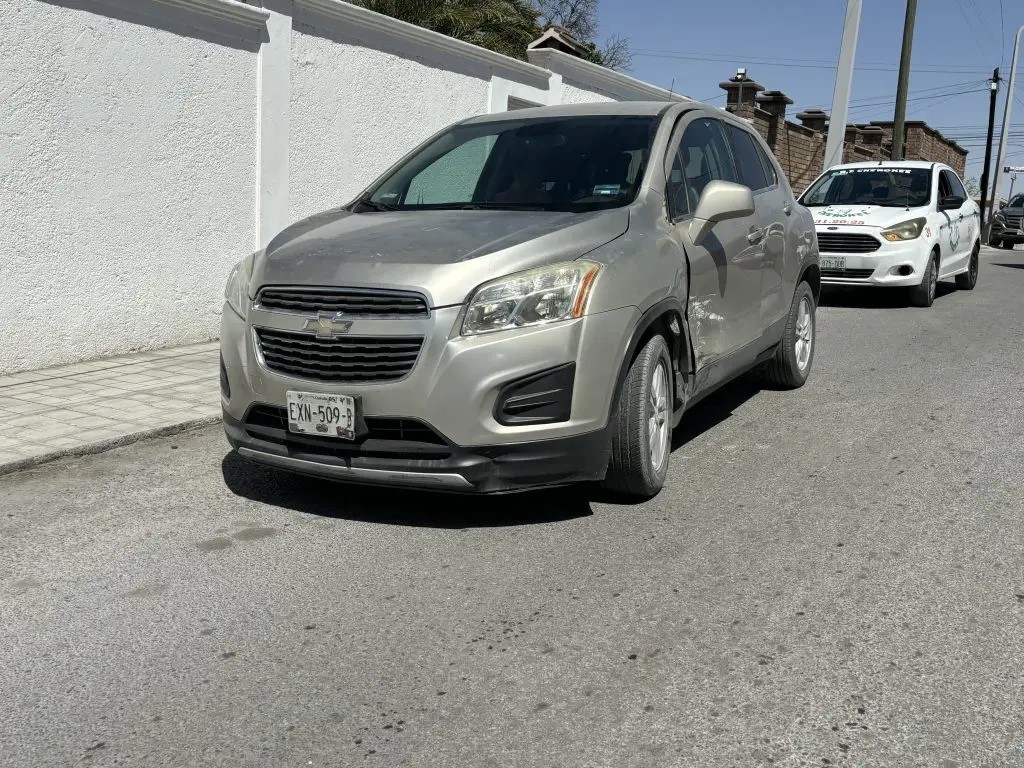 Impacta camioneta a unidad de alquiler