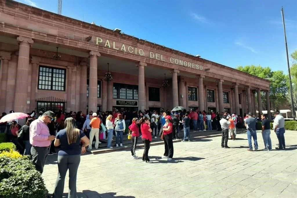 Protestan maestros por la Ley del ISSSTE