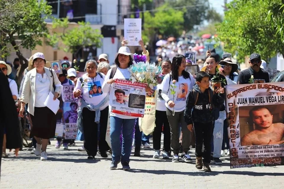 Marchan por víctimas de narcorrancho en Teuchitlán