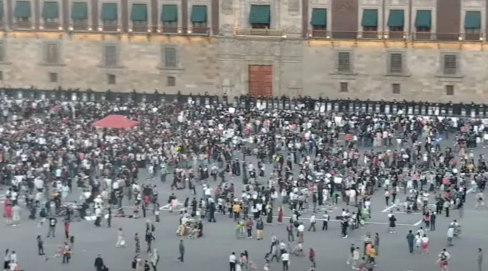 Manifestantes quitan vallas de Palacio Nacional y se enfrentan con policías; familias de desaparecidos se desmarcan
