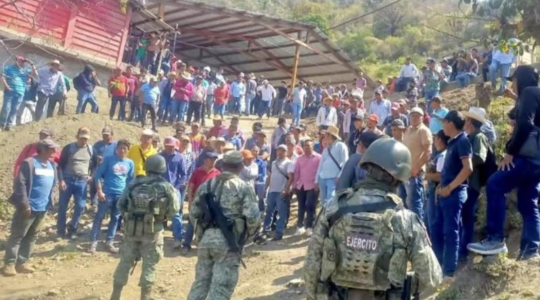 Pobladores de la Sierra de Guerrero rodean a militares; demandan seguridad y atención a obras