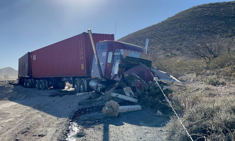 Chocan de frente camioneta y tráiler