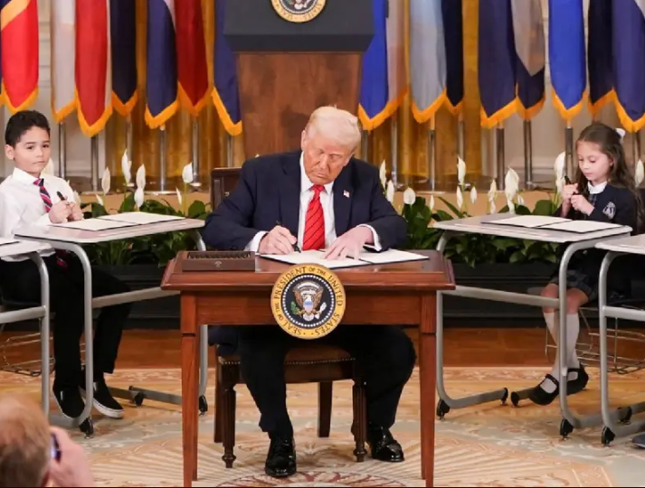 Trump firma orden ejecutiva para eliminar el Departamento de Educación