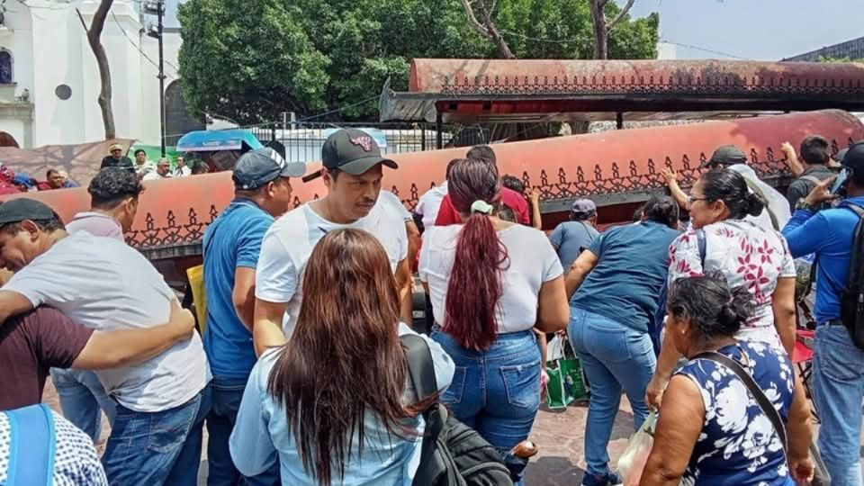Colapsa toldo y mata a maestra