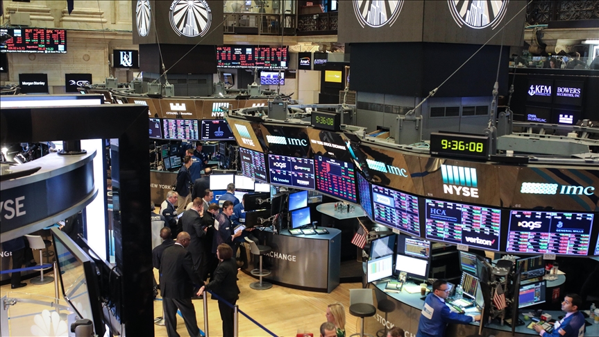 Wall Street vuelve a caer por incertidumbre sobre aranceles de Trump; Dow Jones retrocede 1.14%