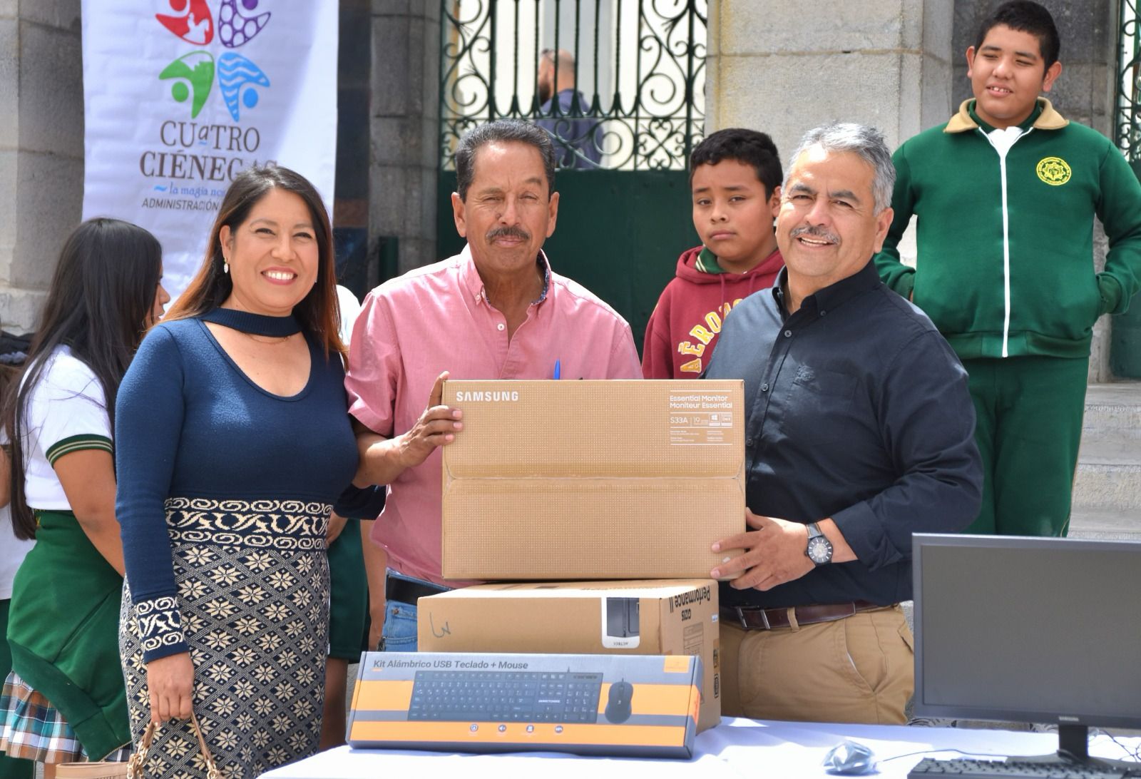 Dona Víctor Leija sueldo como alcalde y entrega computadoras a secundarias
