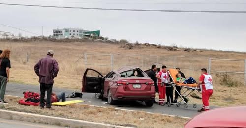 Vuelcan madre e hijo tras estallido de llanta