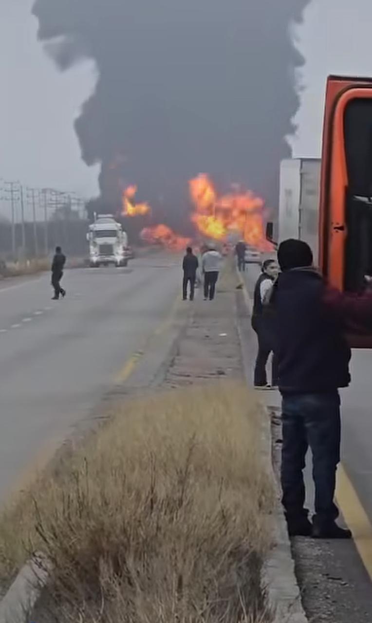 Cierran carretera 53 por voraz incendio