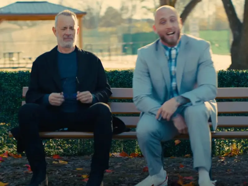 Tom Hanks hace cameo en video musical de su hijo… ¡Y aparece Forrest Gump!