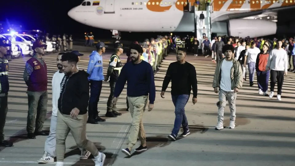 Gobierno de Trump solicita a la Corte Suprema reanudar deportaciones de migrantes venezolanos