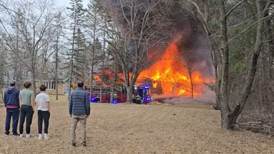 Avioneta se estrella contra una casa en Minnesota y provoca que se incendie por completo