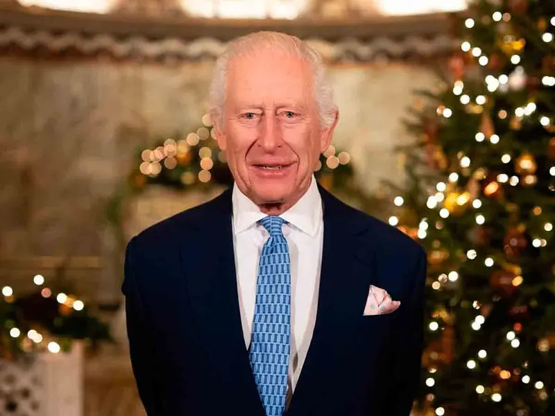 El rey Carlos III se pronuncia su hospitalización por efectos del tratamiento contra el cáncer
