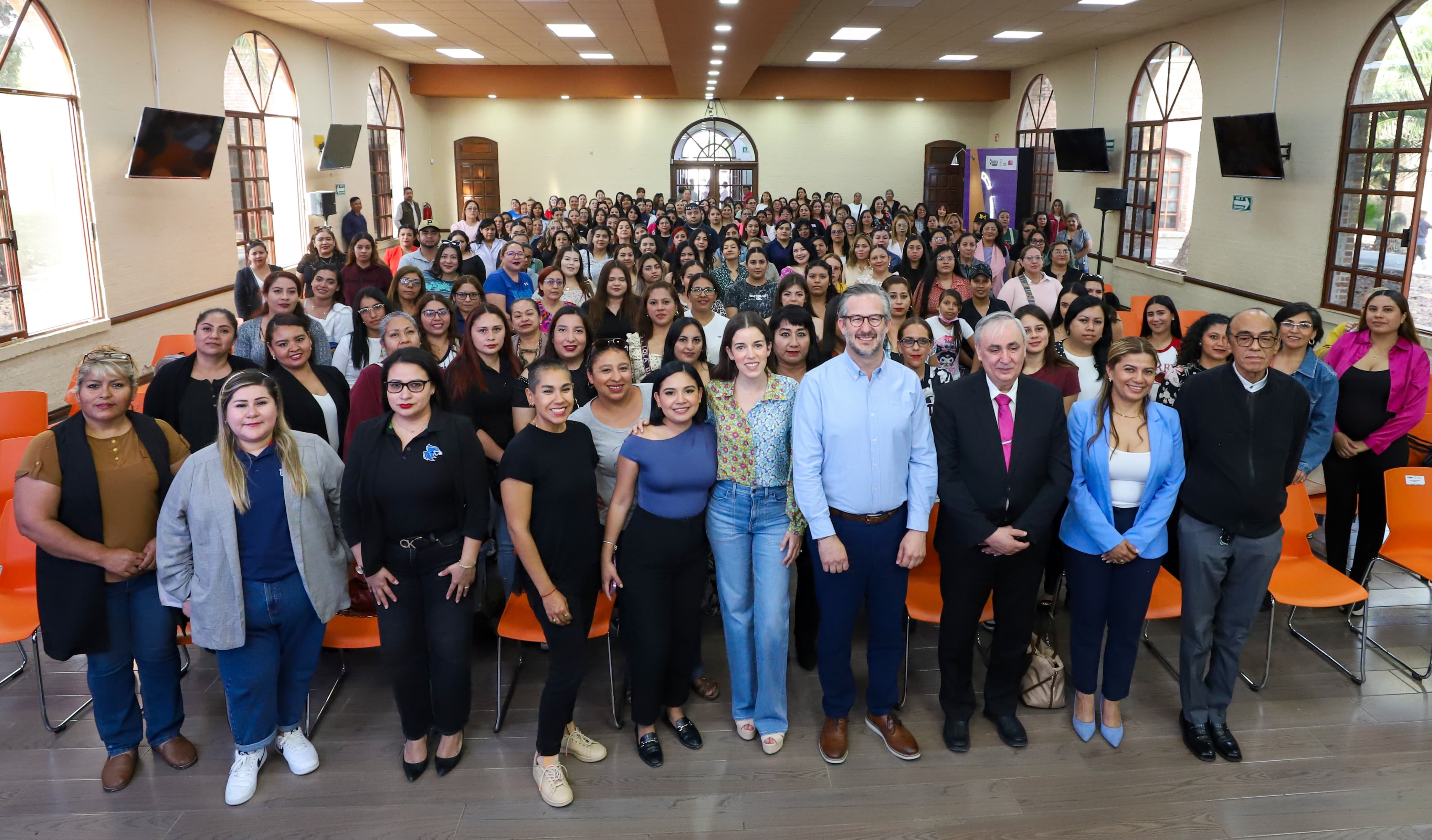 INICIA PRIMERA GENERACIÓN DE ‘MUJERES ECHADAS PA’DELANTE’ EN UNIVERSIDAD
