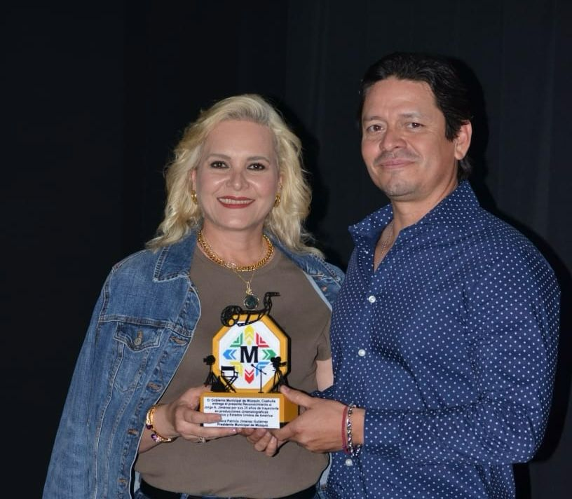 Entrega Reconocimiento, Laura Jiménez a Reconocido actor coahuilense Jorge A. Jiménez
