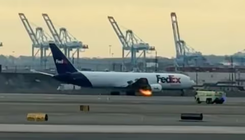 Avión de FedEx se incendia tras despegue y aterriza de emergencia en Newark; no se reportan heridos