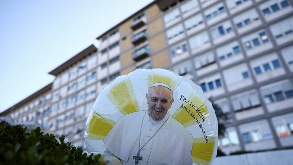 El papa Francisco se estabiliza tras dos crisis respiratorias y deja de usar ventilación mecánica