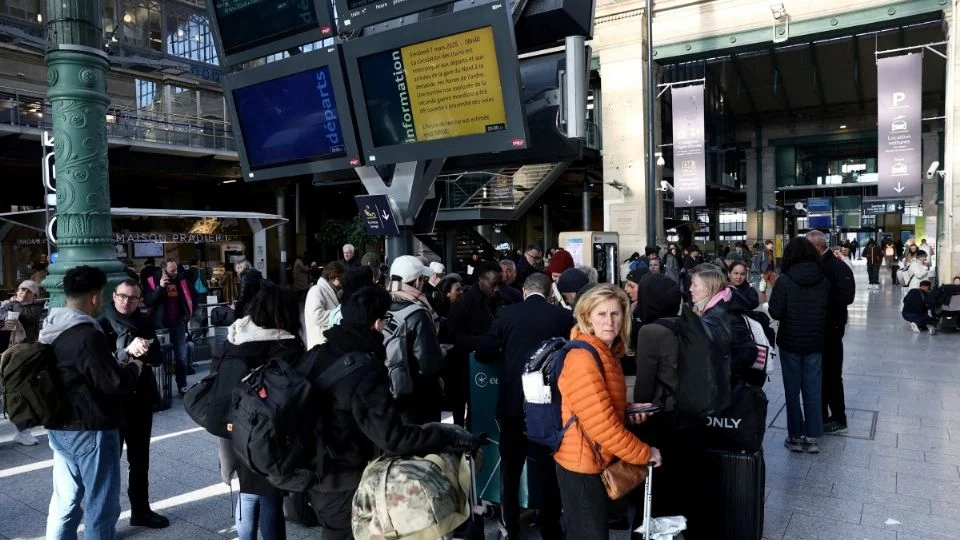 Hallazgo de una bomba de la Segunda Guerra Mundial paraliza los trenes de París