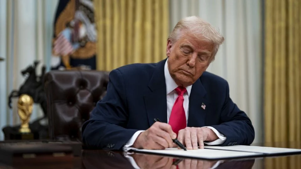 Trump amenaza a Rusia con sanciones bancarias «a gran escala» y aranceles por estar «aplastando» a Ucrania