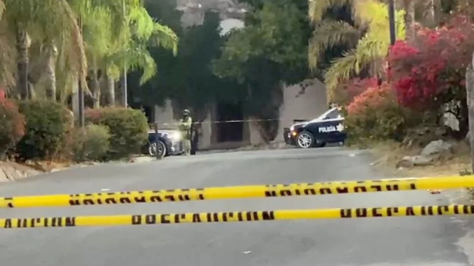 Asesinan a tres personas dentro de un Lamborghini en el estacionamiento de un bar en Querétaro