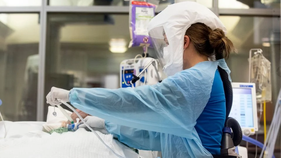 Gobierno de Trump ofrece 25 mil dólares a 80 mil trabajadores del sector salud a cambio de su renuncia