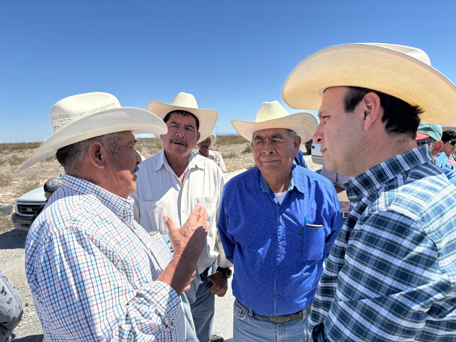 Mejora Parras los caminos ejidales
