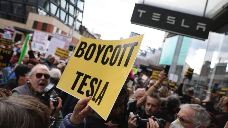 Trump asegura que comprará un Tesla en apoyo a Elon Musk por «boicot» a su empresa