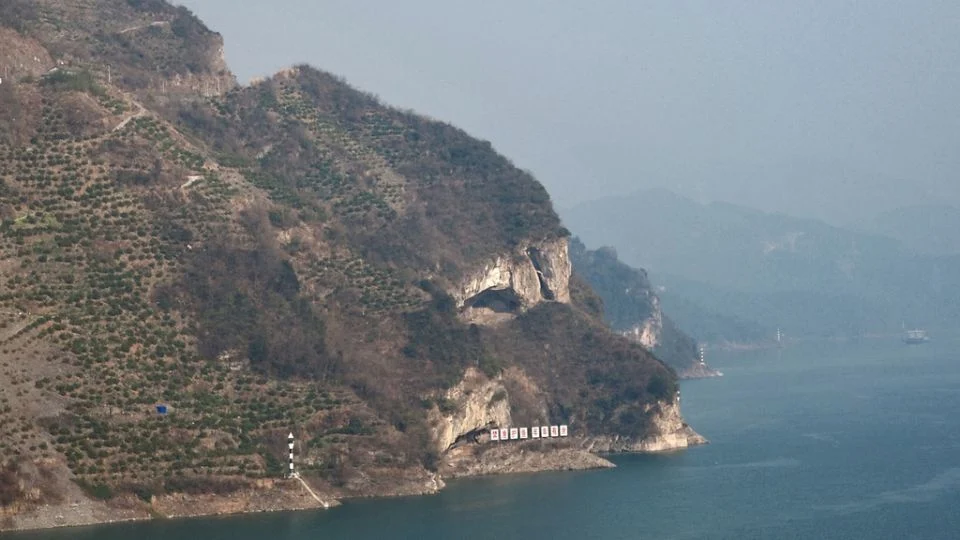 Un acantilado con forma de perro descansando junto al río Yangtsé causa sensación en China
