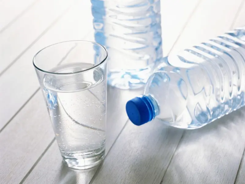 ¿El agua embotellada caduca? Cuántos días dura antes de volverse peligrosa para beber