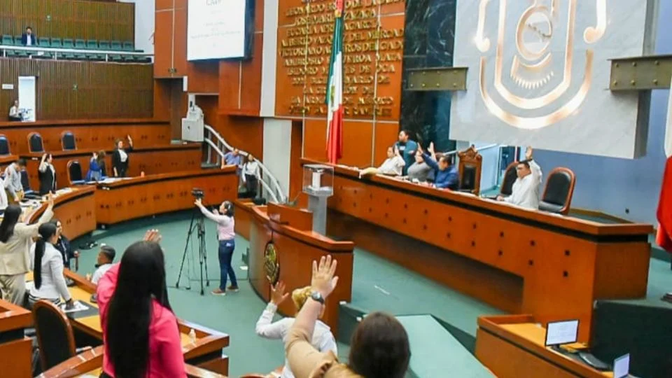 «Niegan recursos y apoyo»: buscadora irrumpe en el Congreso de Guerrero para pedir la aprobación de ley sobre desaparición forzada