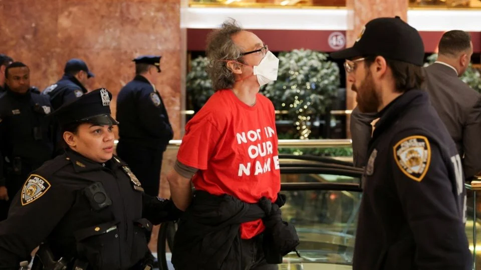 Arrestan a casi 100 personas que protestaban en la Torre Trump por detención de un activista palestino