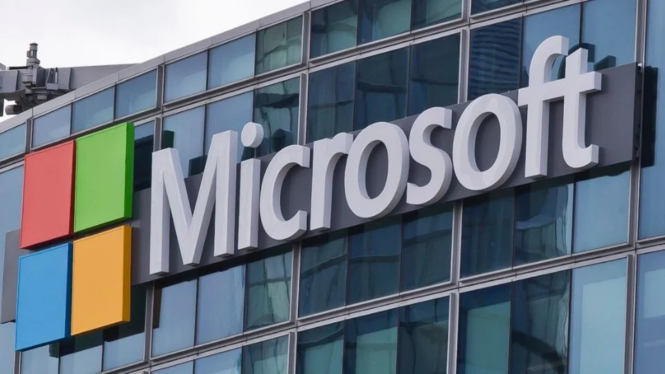 Falla en Microsoft 365 afecta a miles de usuarios; Outlook presenta problemas de acceso