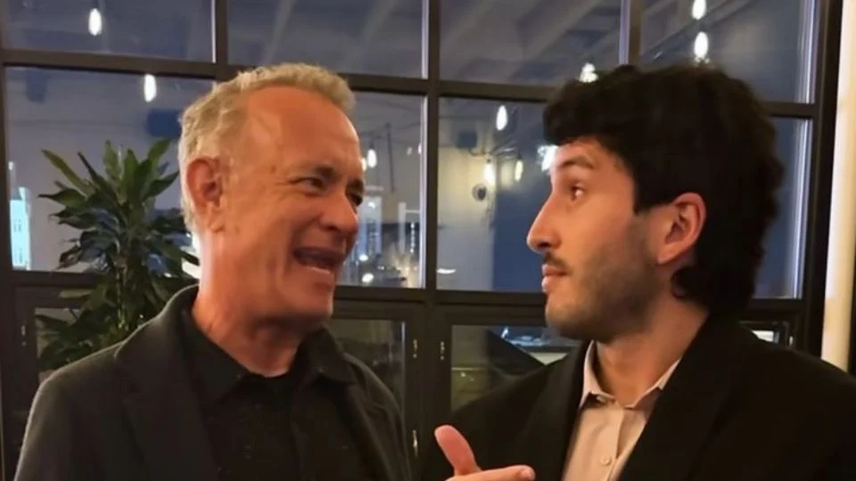 Tom Hanks colabora con Sebastián Yatra en la promoción de «La pelirroja», su nuevo tema