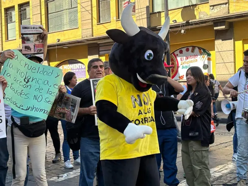 Protestan afuera del Congreso de la CDMX contra las corridas de toros con violencia