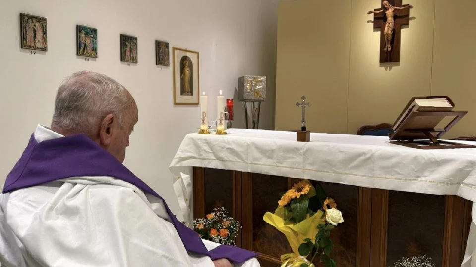 El Vaticano difunde foto del papa Francisco en la misa de la capilla del hospital Gemelli