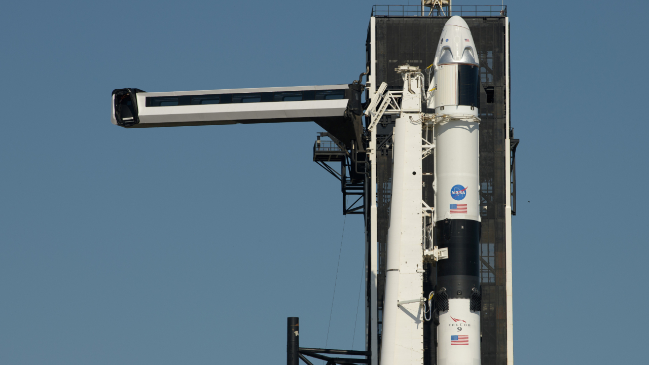 La nave Crew Dragon llega a la EEI para relevar a los astronautas varados desde hace 9 meses