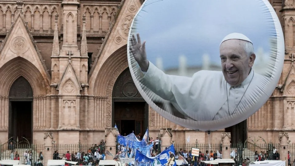 El papa Francisco logra pasar la noche sin necesidad de usar la máscara de oxígeno