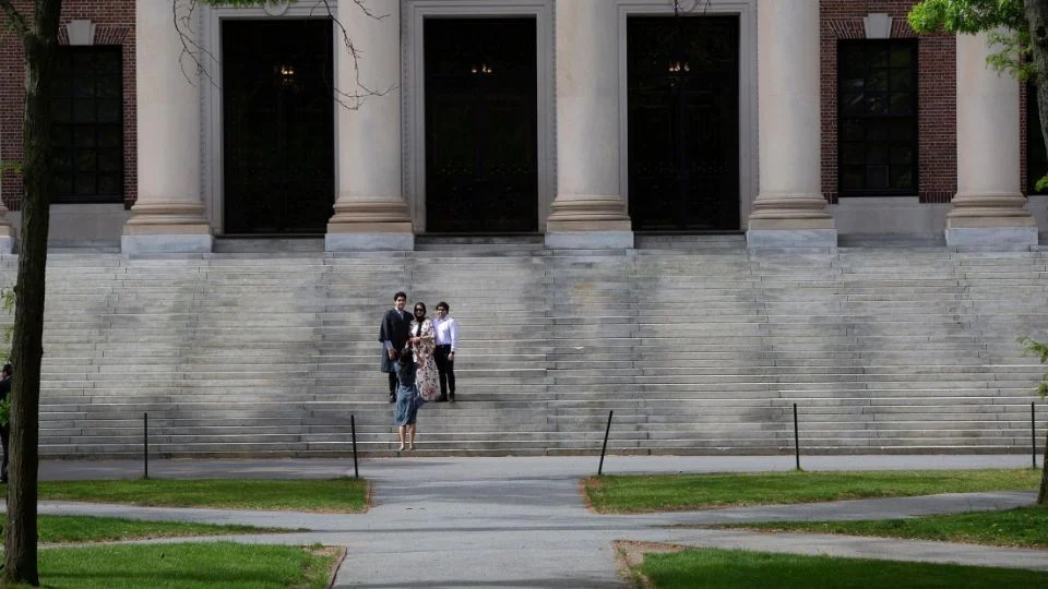 Harvard dará estudios gratuitos a estudiantes de familias con ingresos menores a los 200 mil dólares