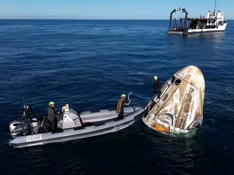 Astronautas amerizan en el Golfo de México tras nueve meses en la EEI.