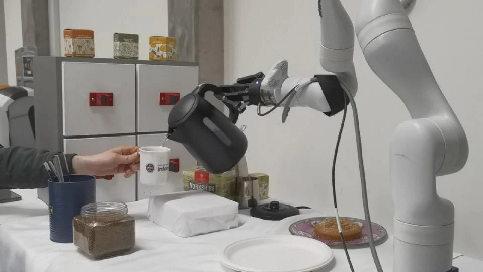 Avanza la IA: robot logra preparar café, pero algunos modelos todavía no pueden leer relojes analógicos