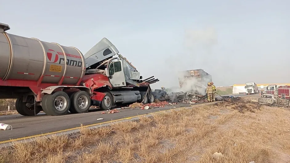 Tráiler se incendia tras choque en carretera Torreón-Saltillo; hay un persona lesionada